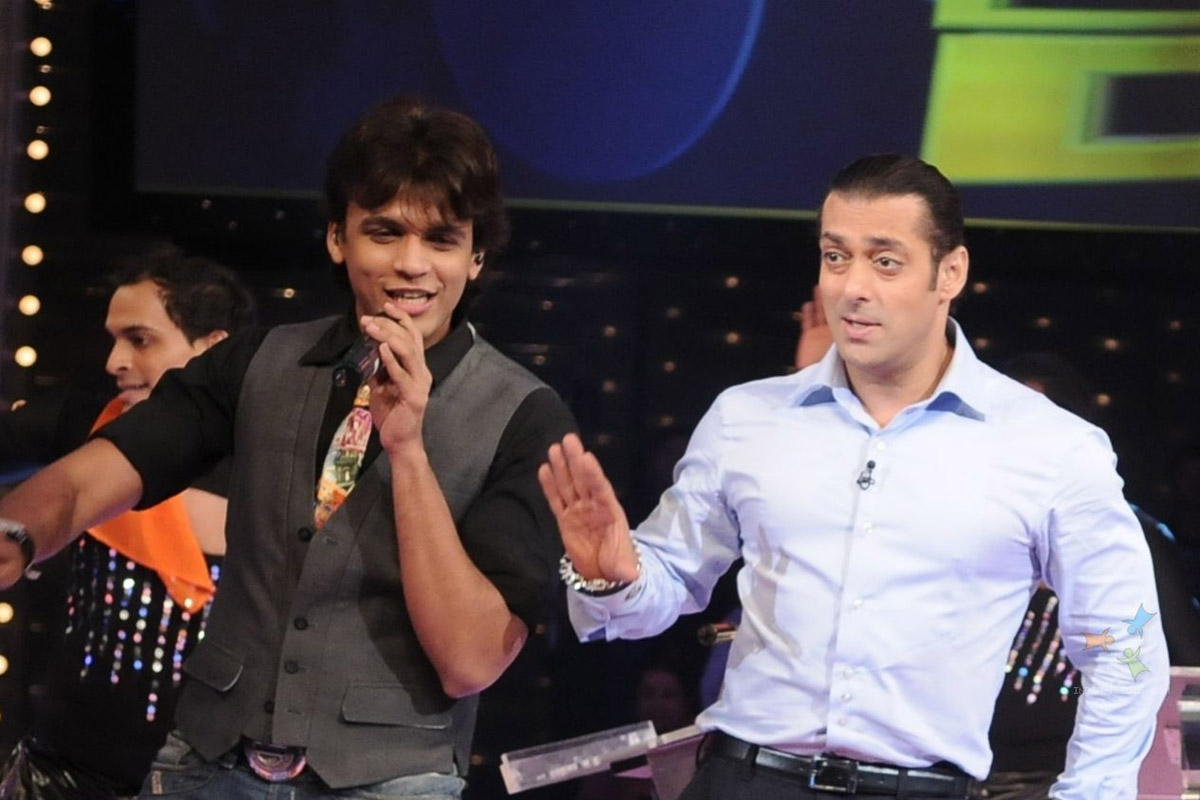 38710-salman-khan-and-abhijeet-sawant.jpg
